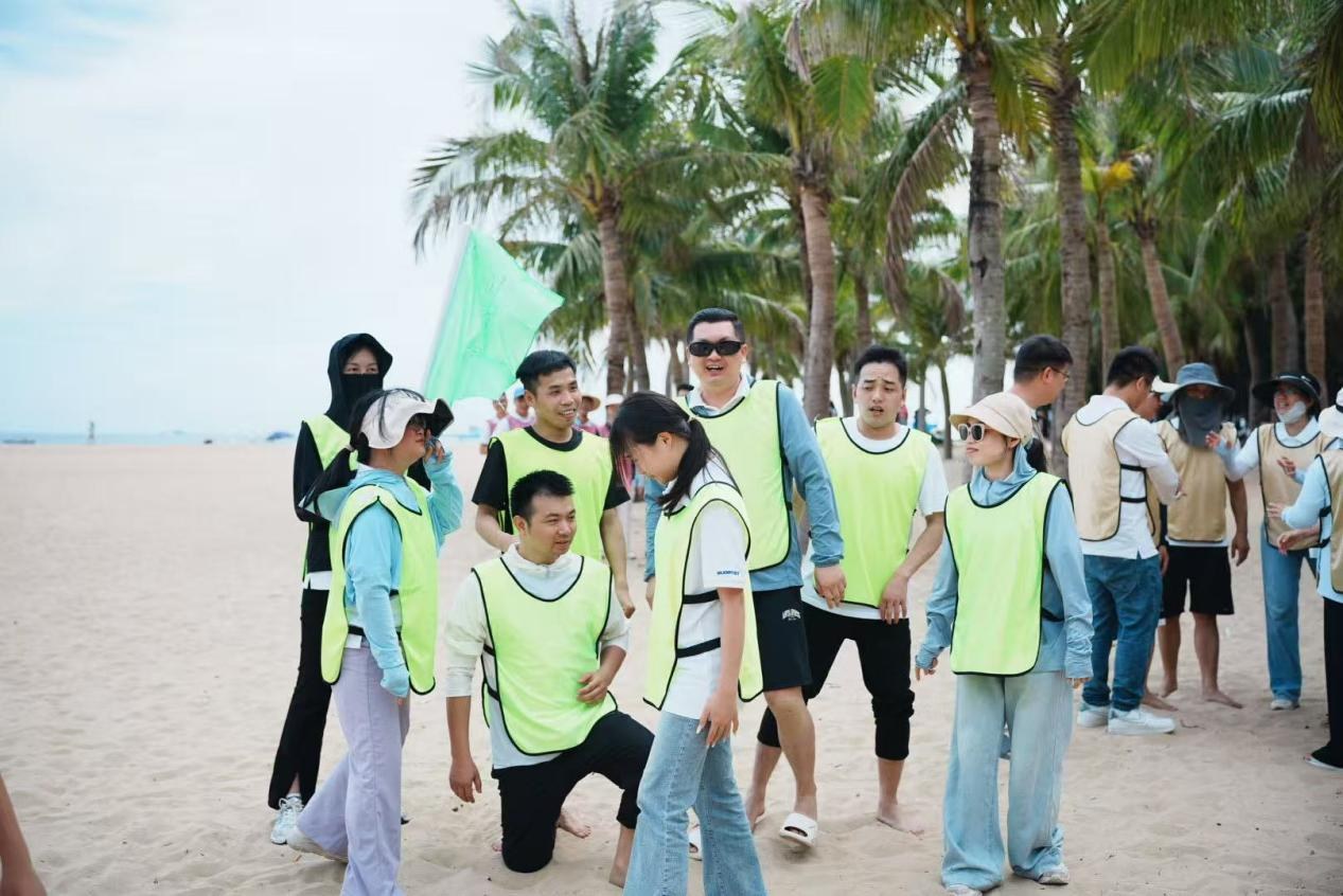GUDGA-Teammitglieder kommen zu einem Teambuilding-Event am Meer zusammen